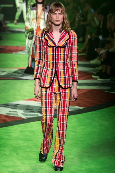 Look 16